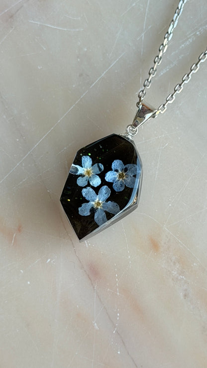 Sora Naturale | Real Pressed Forget-Me-Not Black Geometric Necklace
