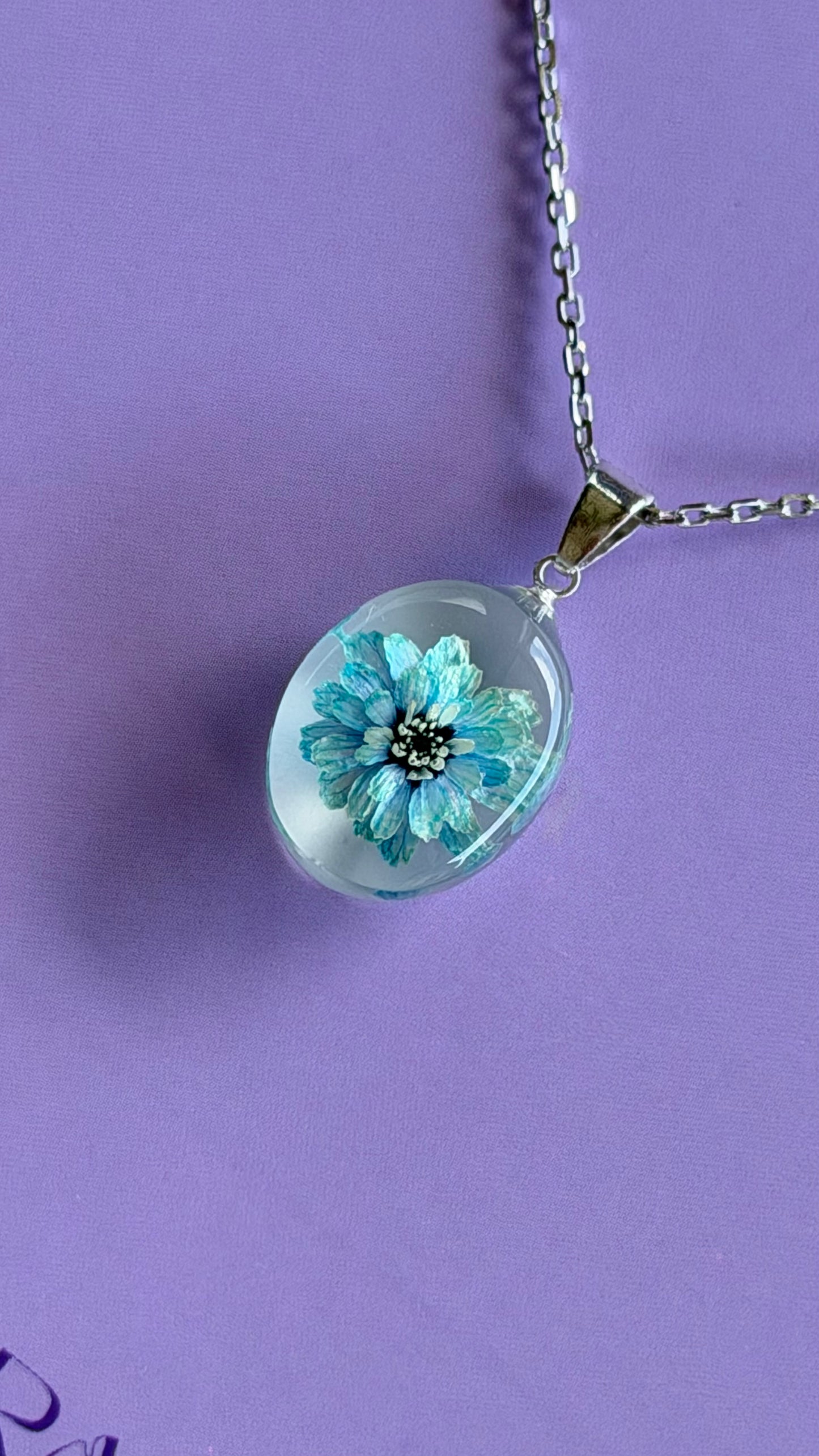 Sora Naturale | Real Pressed Blue Zinnia Oval Necklace