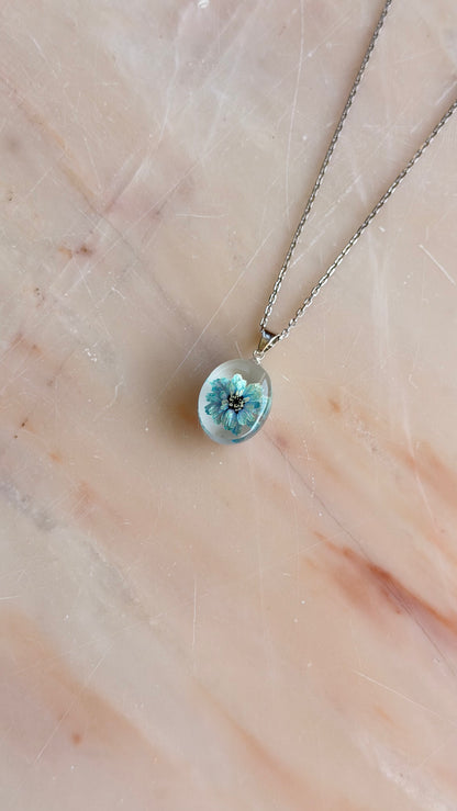 Sora Naturale | Real Pressed Blue Zinnia Oval Necklace