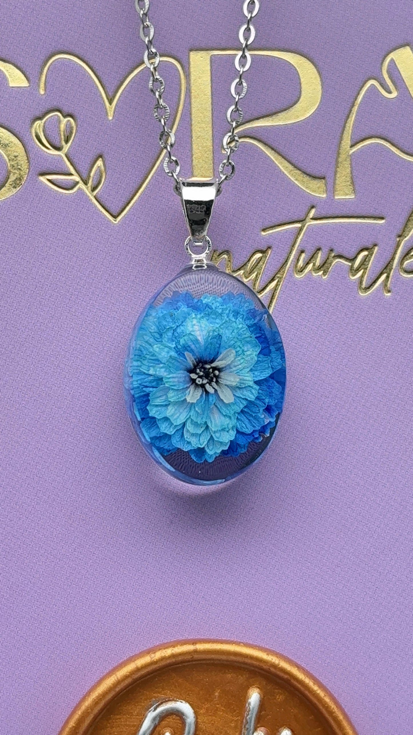 Sora Naturale | Real Pressed Blue Pearly Everlasting Oval Necklace