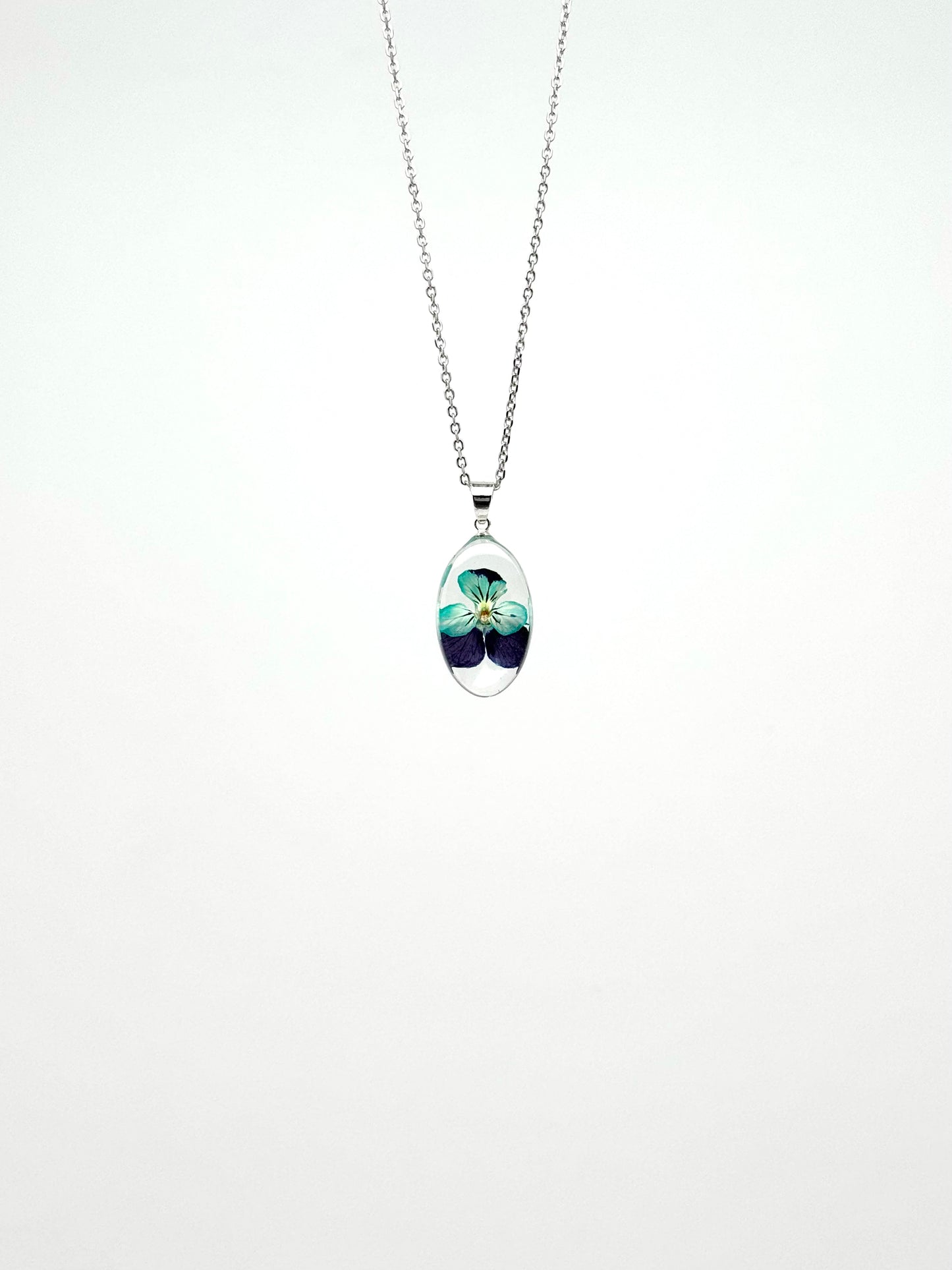 Sora Naturale | Real Pressed Viola Large Oval Necklace