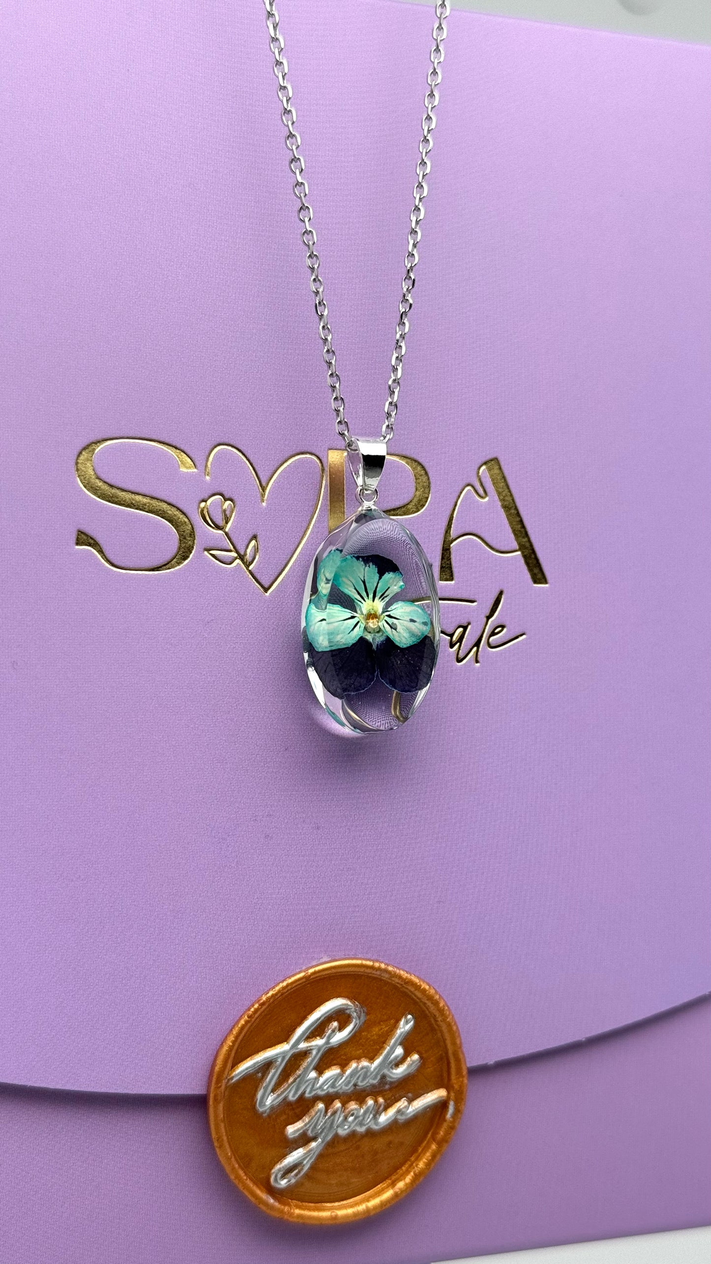Sora Naturale | Real Pressed Viola Large Oval Necklace