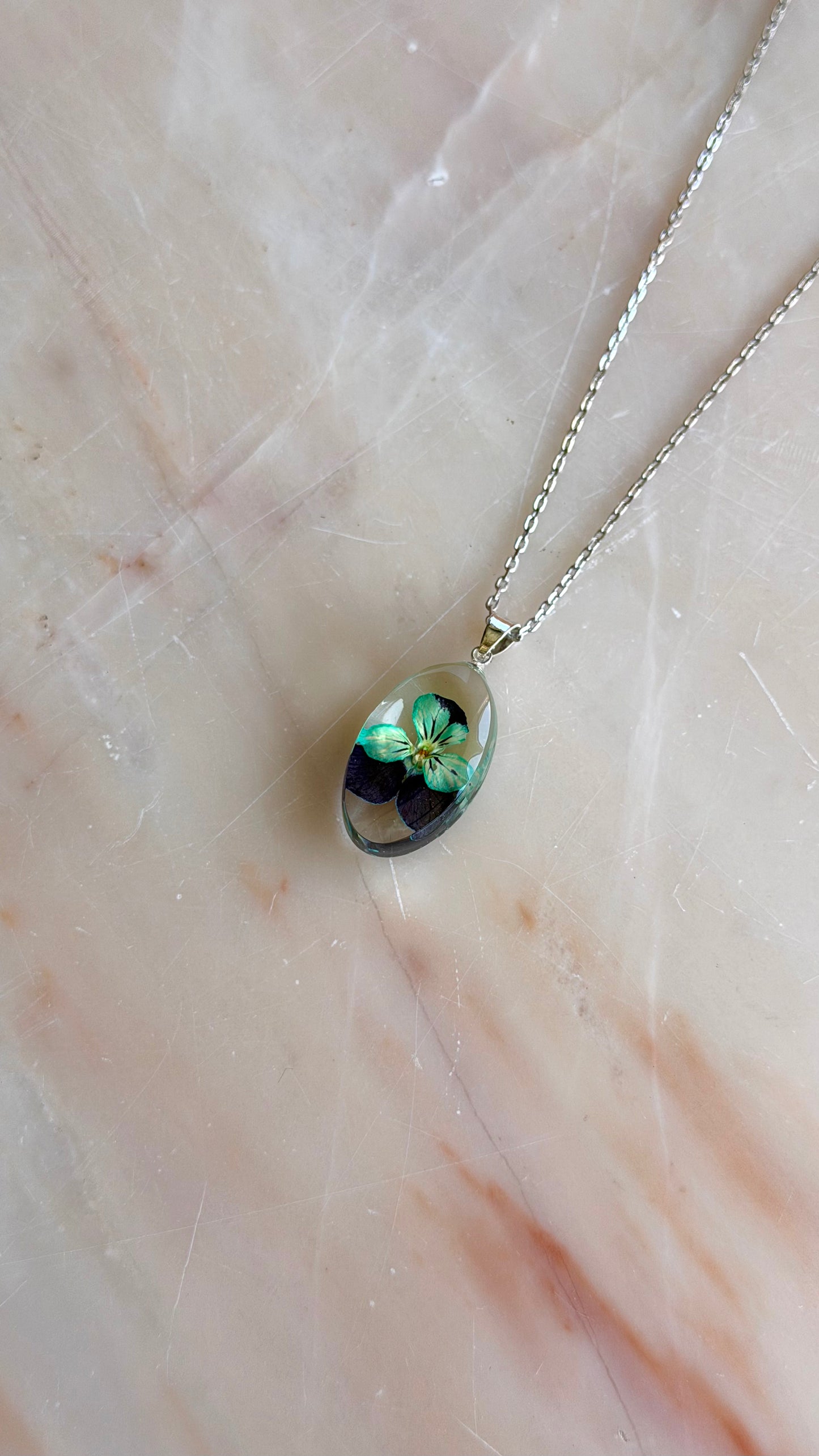 Sora Naturale | Real Pressed Viola Large Oval Necklace