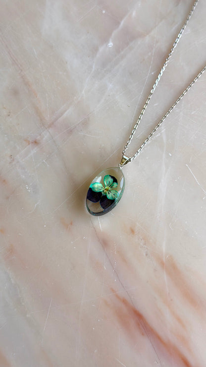 Sora Naturale | Real Pressed Viola Large Oval Necklace