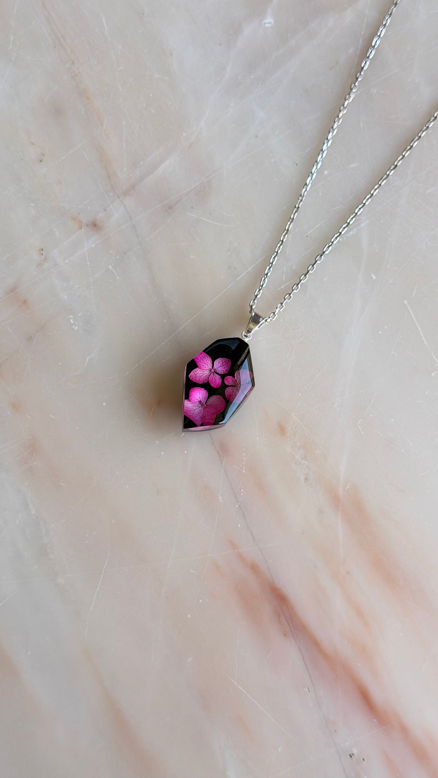 Sora Naturale | Real Pressed Hydrangea Black Geometric Necklace
