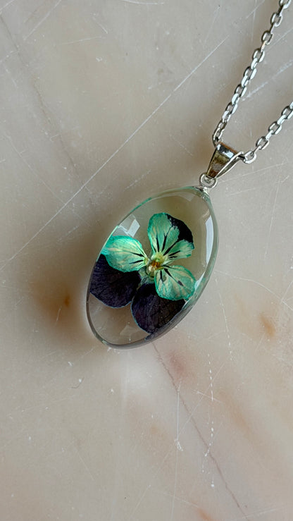 Sora Naturale | Real Pressed Viola Large Oval Necklace