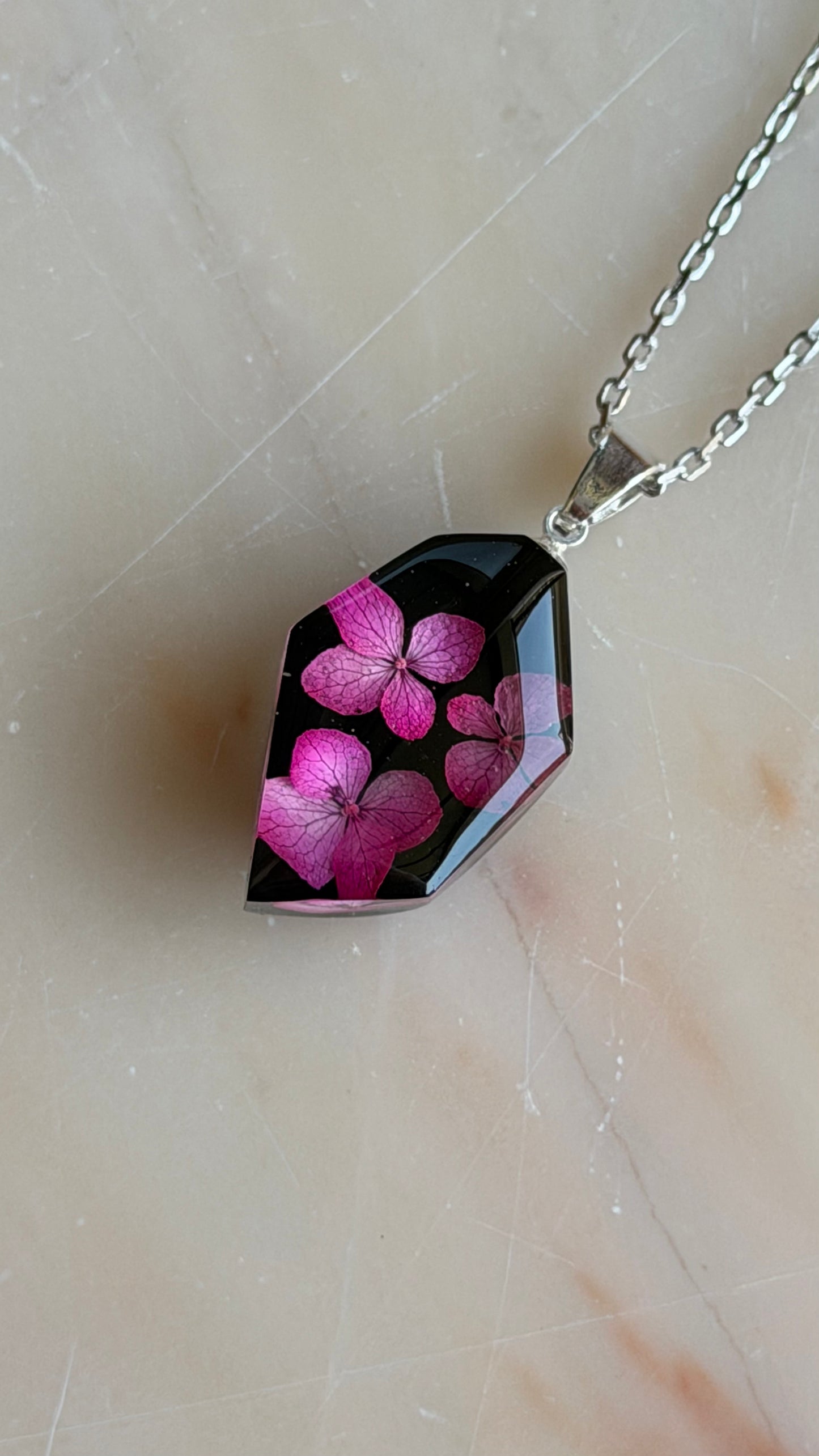 Sora Naturale | Real Pressed Hydrangea Black Geometric Necklace