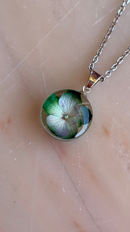 Sora Naturale | Real Pressed White Hydrangea Round Necklace