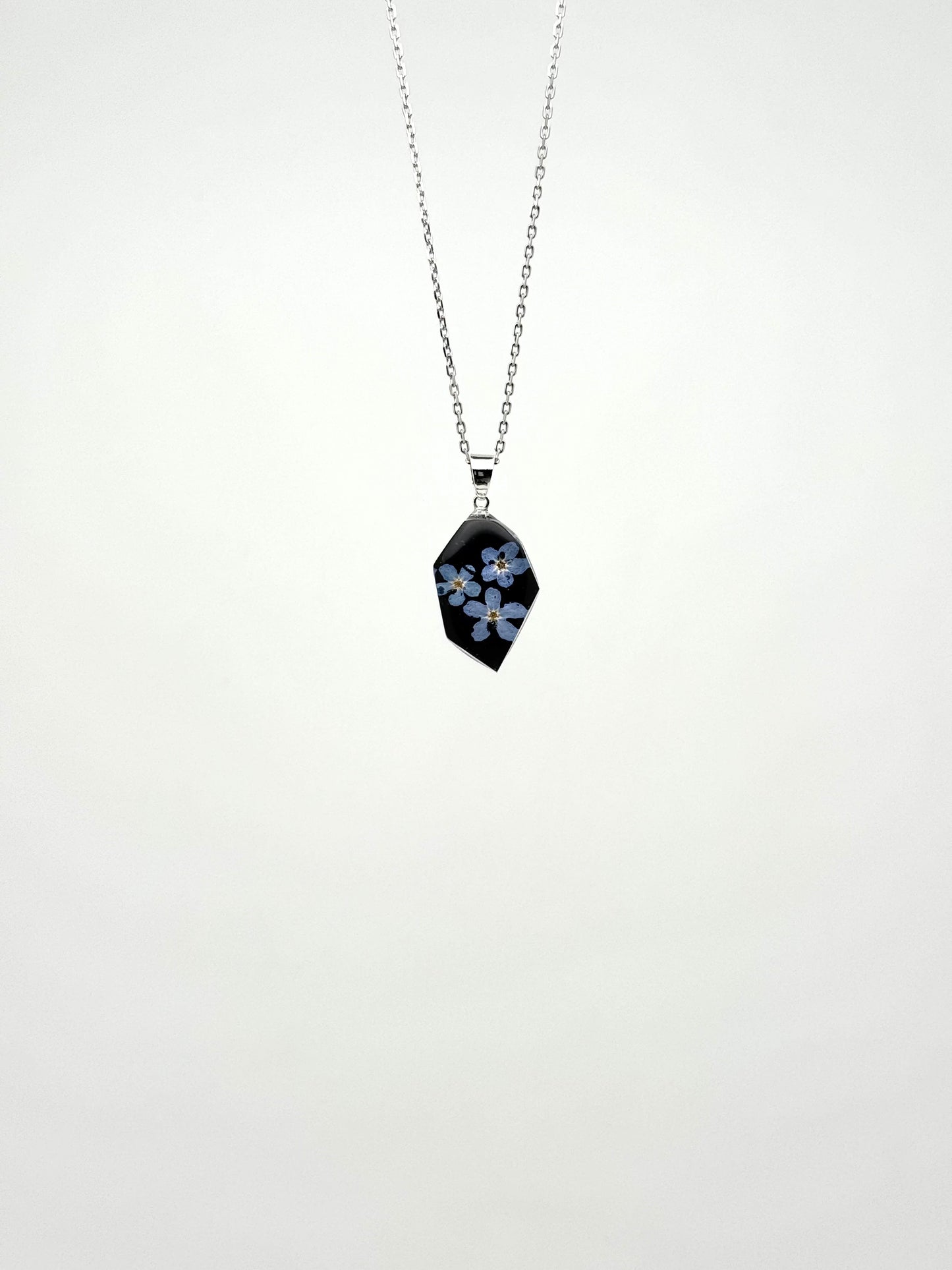 Sora Naturale | Real Pressed Forget-Me-Not Black Geometric Necklace
