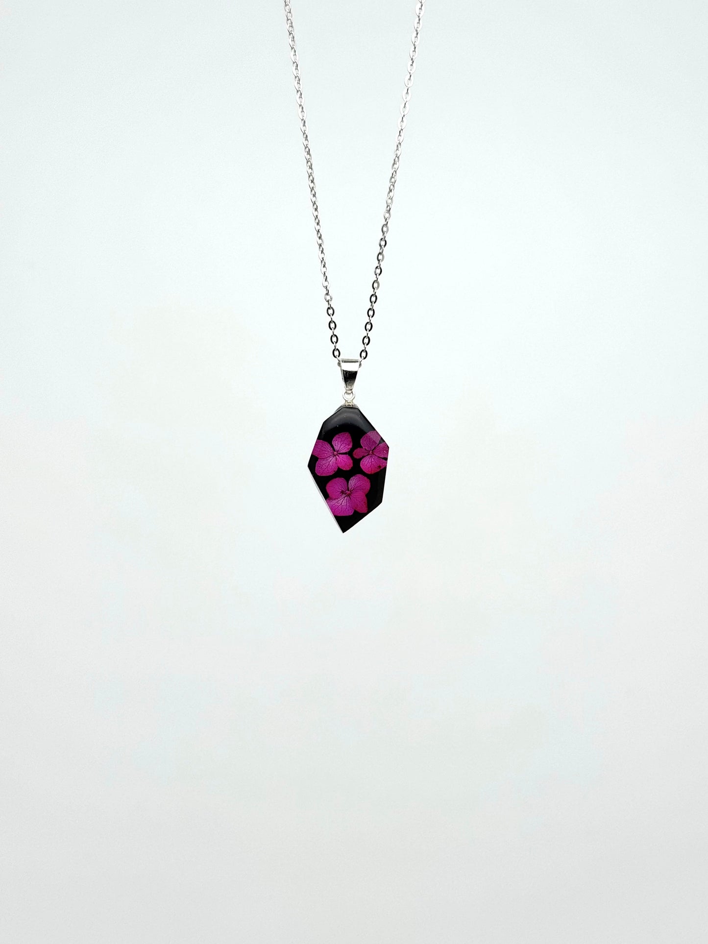 Sora Naturale | Real Pressed Hydrangea Black Geometric Necklace
